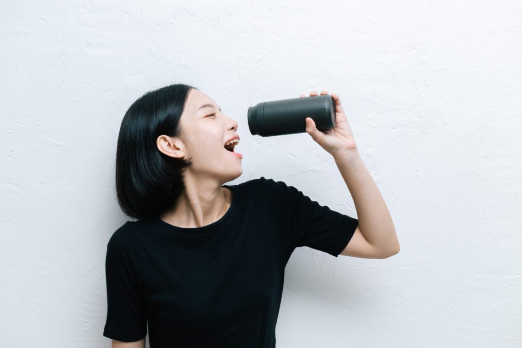 Experts recommend that you drink at least eight glasses (about two litres) of water throughout the day to keep your vocal cords healthy and voice strong. 